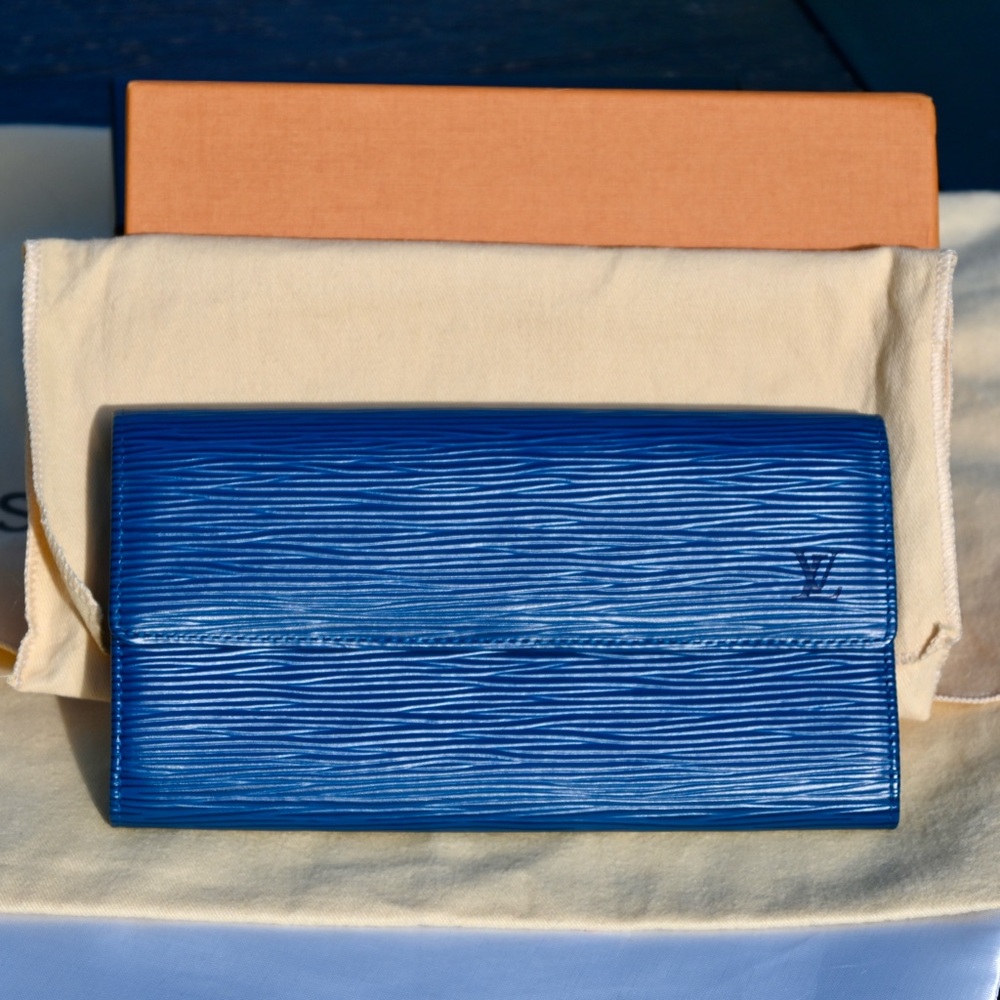 EUC Louis Vuitton Epi Long Wallet
